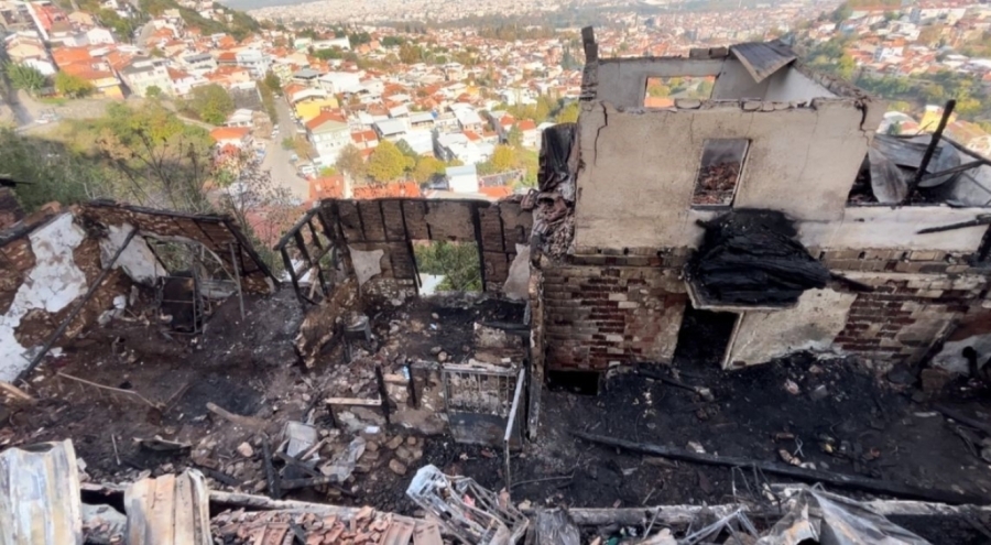 Bursa'da 4 Evi Saran Yangın Can Aldı: 80 Yaşındaki Kazım Kaya Dumandan Zehirlenerek Hayatını Kaybetti