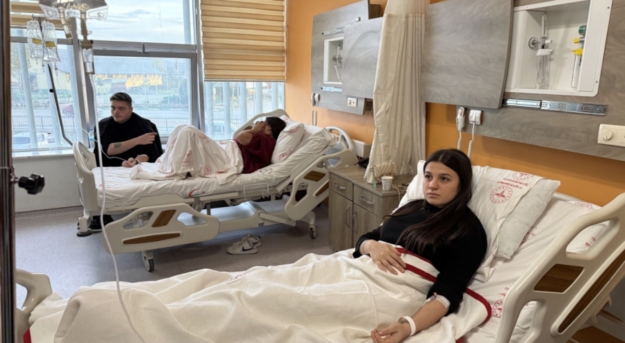 Bursa'da midye yiyen 4 genç hastanelik oldu