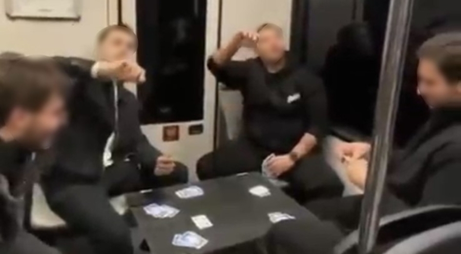 Bursa Metrosunda İlginç An: Gençler Yolculukta Masa Kurup Oyun Oynadı