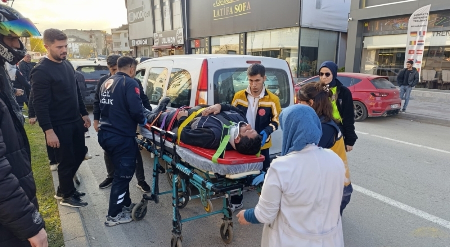 İnegöl'de hafif ticari araç cipe çarptı: 1 yaralı