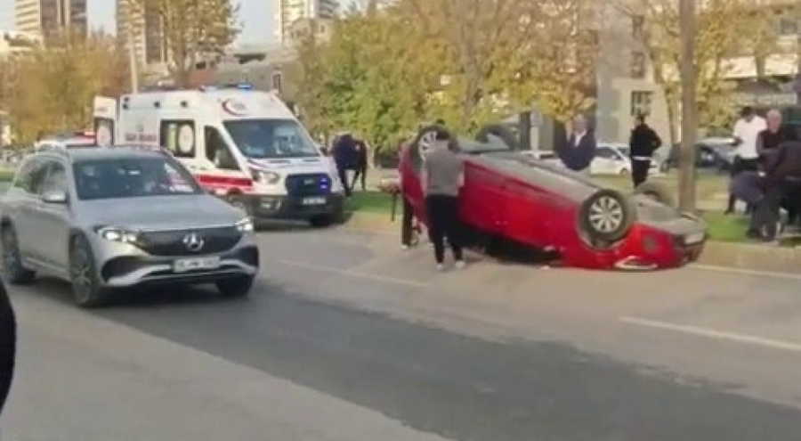 Bursa'da iki otomobil çarpıştı: Takla atan araçtaki sürücü sıkıştı, hastaneye kaldırıldı