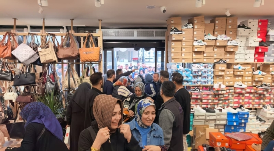 İnegöl'de 10 TL'lik Açılış İndirimi İzdihama Yol Açtı