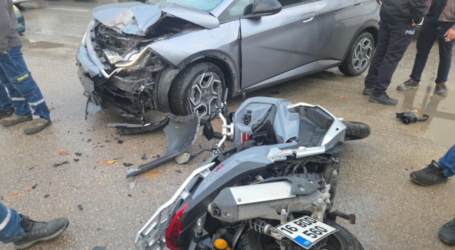 Orhangazi'de emniyet şeridinde ilerleyen motosiklet otomobile çarptı: İki yaralı