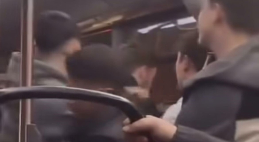 Bursa'da belediye otobüsünde kavga: Yolcular tekme tokat birbirine girdi