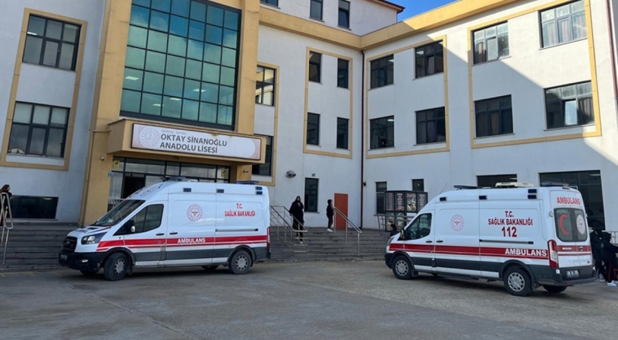 Lise etkinliğinde 5 öğrenci yedikleri yemekten zehirlendi