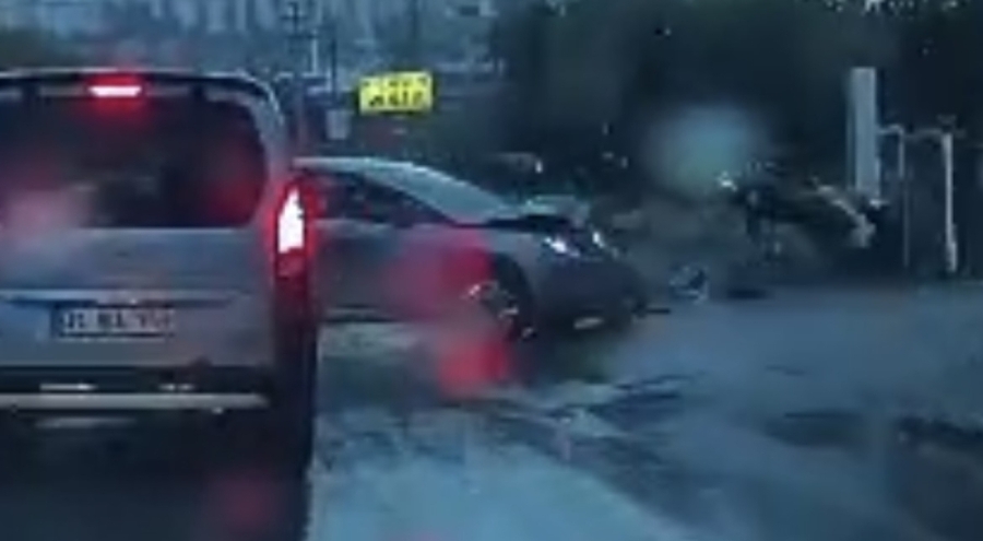 Orhangazi'de Emniyet Şeridindeki Motosiklet Dönüş Yapan Otomobille Çarpıştı: 2 Yaralı