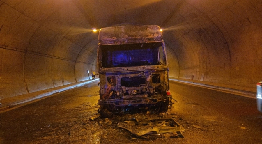 Orhangazi Tüneli'nde Su Tankeri Alev Aldı: Araç Küle Döndü, Trafik Felç Oldu
