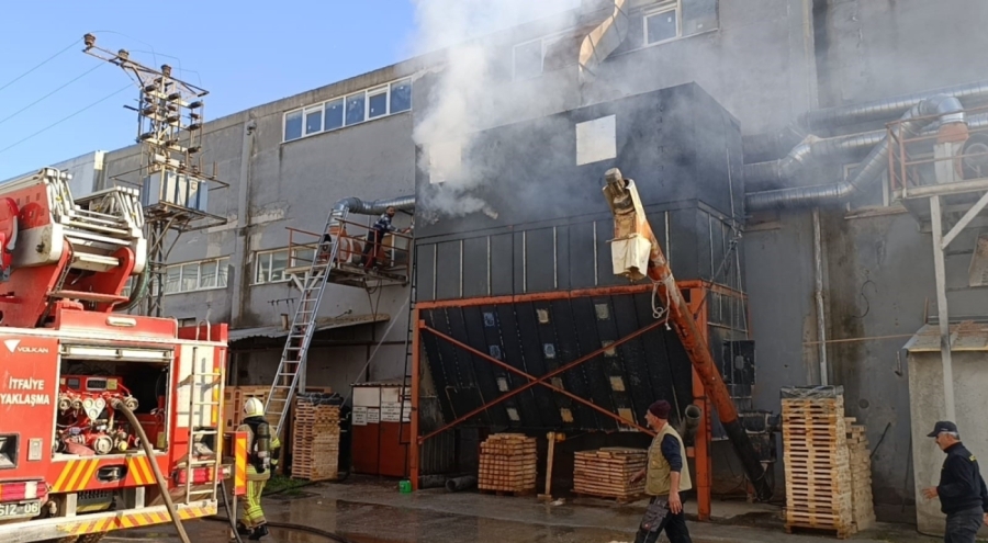 İnegöl'de Mobilya Fabrikasında Yangın: 1 İşçi Yaralandı