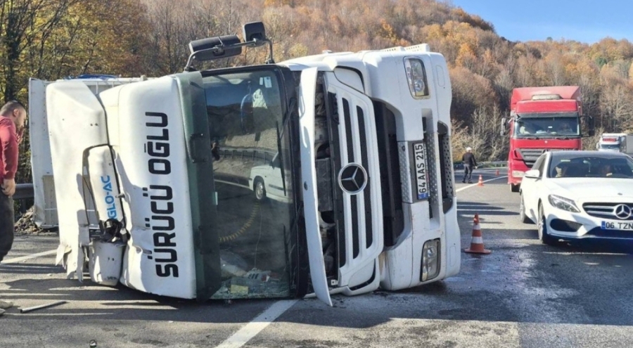 İnegöl'de Geri Dönüşüm Yüklü Tır Devrildi: Sürücü Yaralı