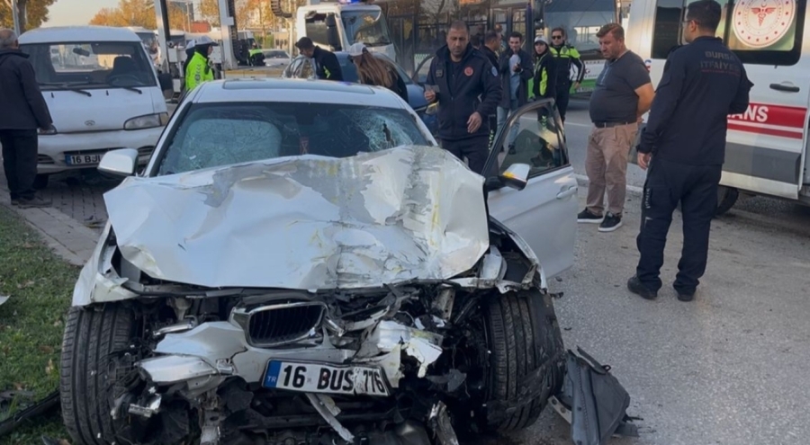 Nilüfer'de iki otomobil yarış yapınca ortalık savaş alanına döndü: 13 yaralı