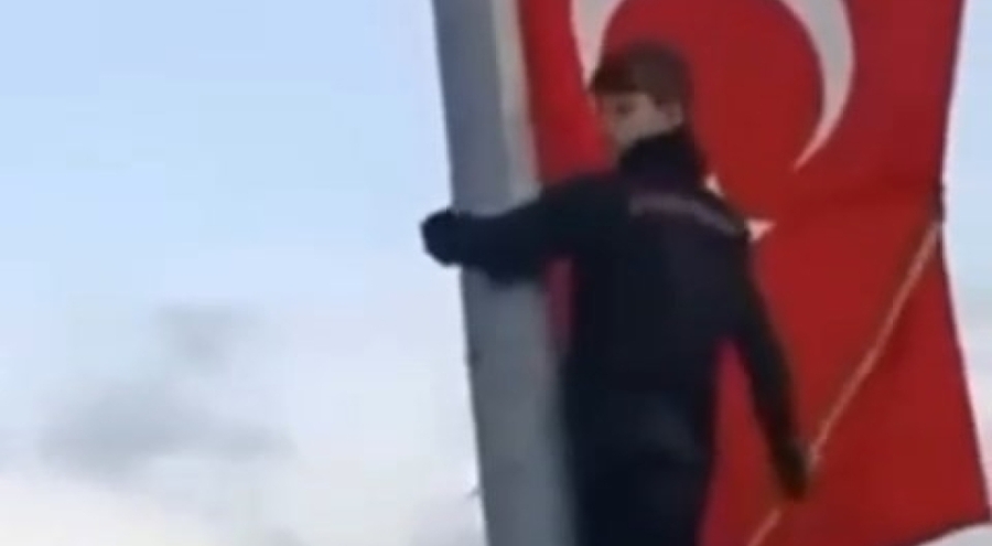 Bursa'da üç çocuğun bayrak duyarlılığı: Direğe tırmanıp katlanan Türk bayrağını açtılar