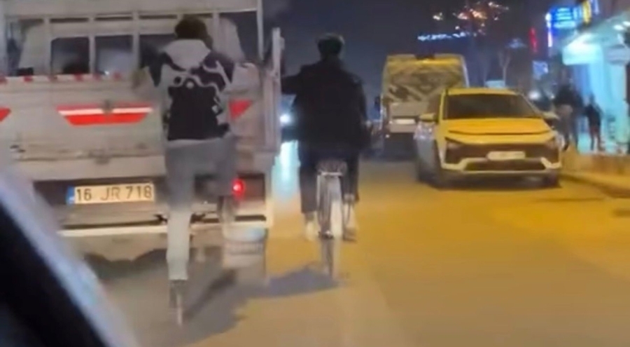 Bursa'da Kamyonete Tutunarak Giden Patenli ve Bisikletli Gençler Tepki Çekti