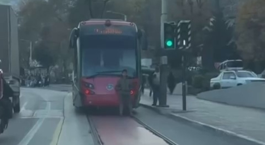 Bursa'da Tramvayda Ölümle Dans: Çocuk Arkaya Oturdu, Vatandaşlar Şokta
