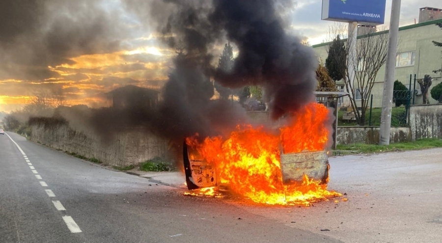 Bursa-İnegöl'de Seyir Halindeki Otomobil Alev Topuna Döndü