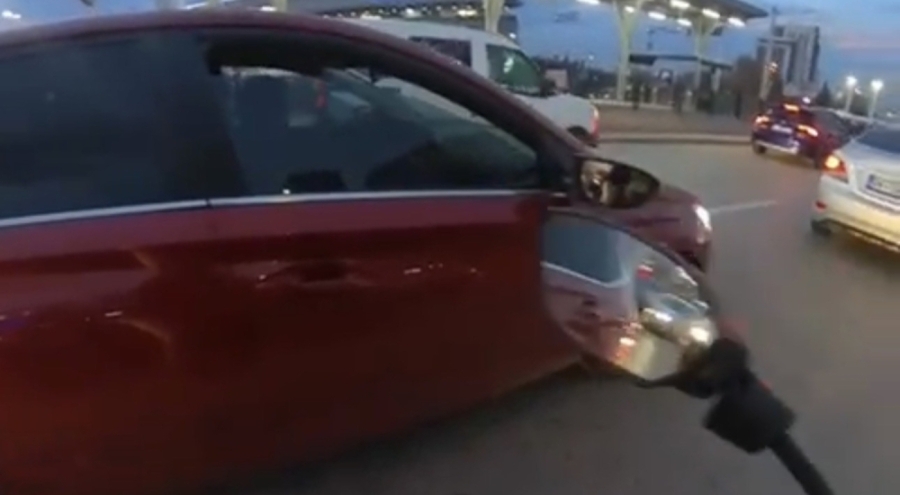 Bursa'da Yol Verme Tartışması Kavgaya Dönüştü: Kadın Sürücüler Sokakta Çatıştı