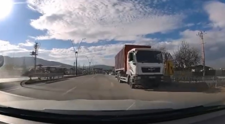 Nilüfer'de ters şeritte son sürat giden kamyon trafiği birbirine kattı