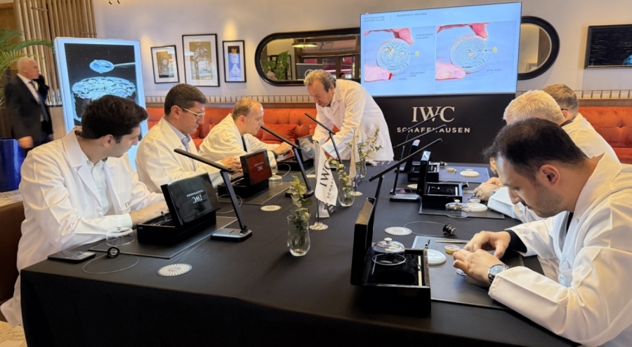 Bursa'da milyonluk İsviçre saatlerini parçaladılar