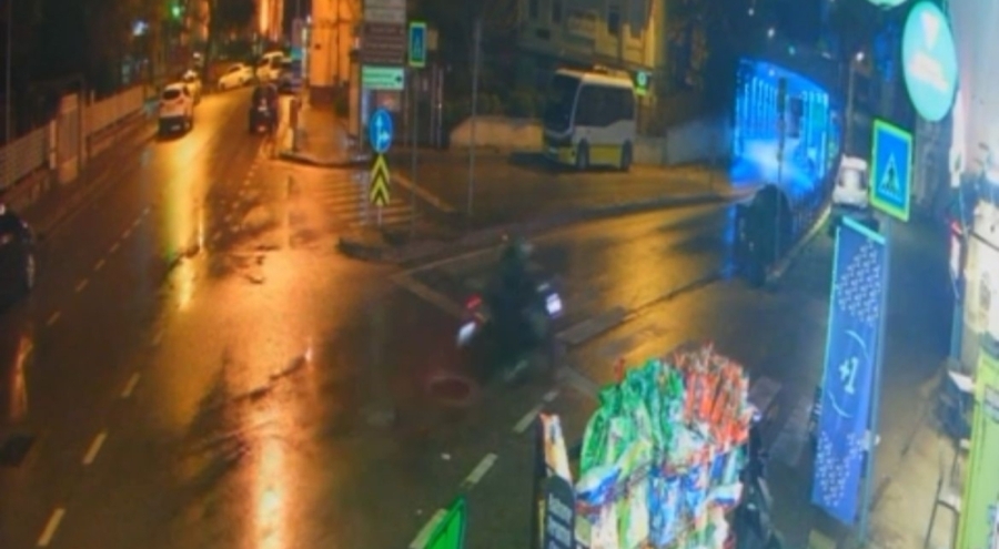 Bursa'da Yağışlı Havada Motosiklet Kazası: Sürücü Ağır Yaralandı