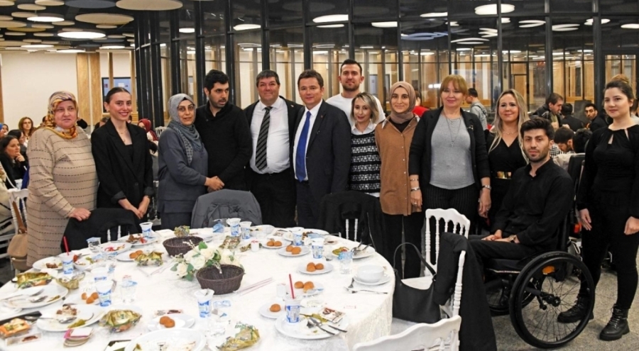 Başkan Erkan Aydın engelleri sevgiyle aştı