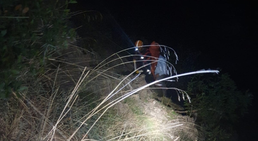 Gürsu'da ormanda mahsur kalan adamı AFAD-UMKE-itfaiye üçlü operasyonla kurtardı