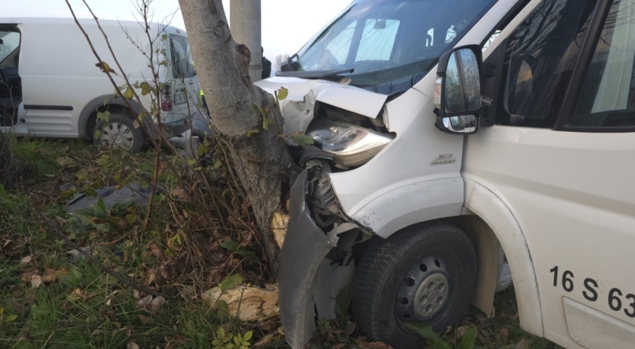 İnegöl'de Servis Minibüsü ile Ticari Araç Çarpıştı: 11 Yaralı