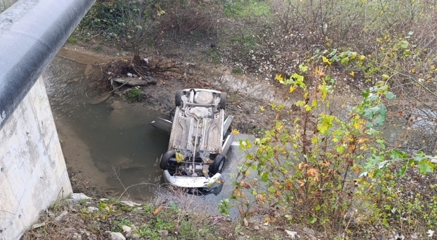 Bursa'da otomobil dereye uçtu: Sürücü yaralı