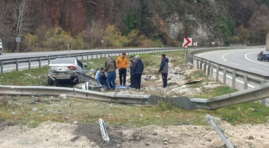 Bursa'da Otomobil Bariyerlere Çarptı: 2 Yaralı