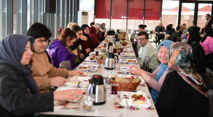 Osmangazi'de engelli bireyler ve aileleri kahvaltıda buluştu