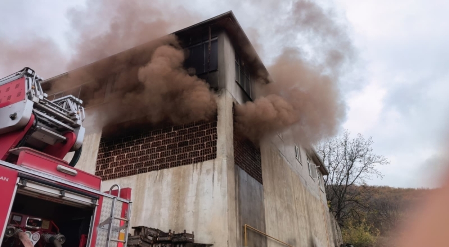 İnegöl'de meyve kasalarının bulunduğu depo alev alev yandı