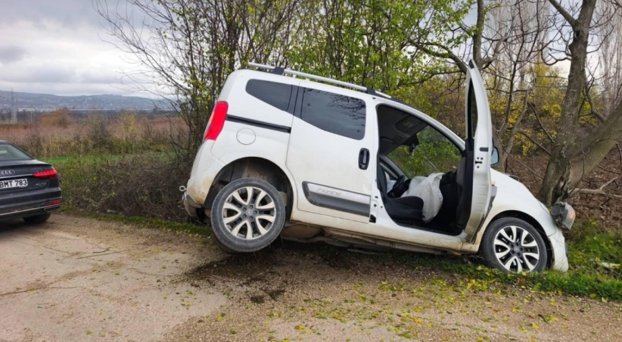 İnegöl'de hafif ticari araç ağaca çarptı: 2'si çocuk 4 yaralı