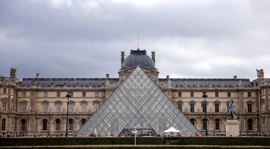 Louvre'da Su Sızıntısı: 400'e Yakın Nadir Kitap Hasar Gördü