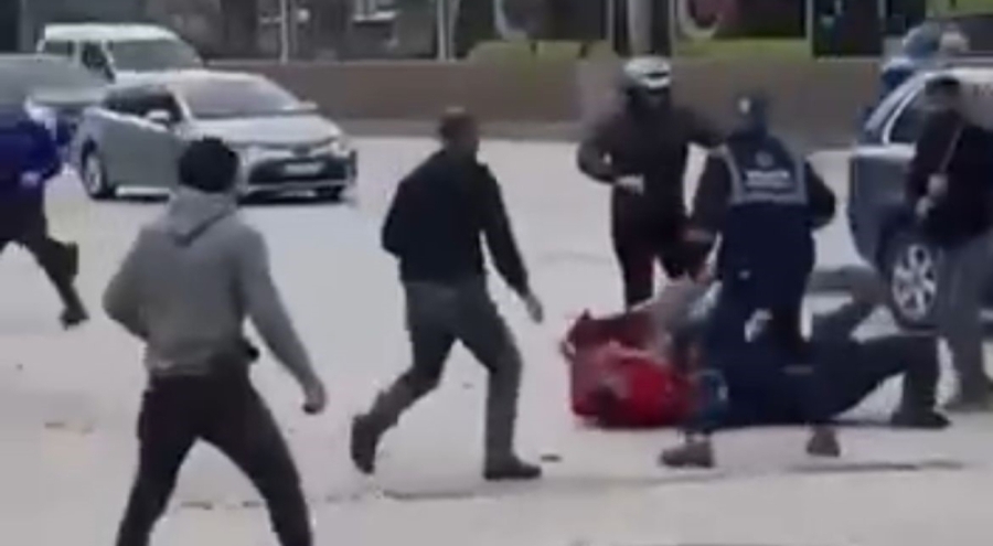 Bursa'da iki grup cadde ortasında sopalarla birbirine girdi