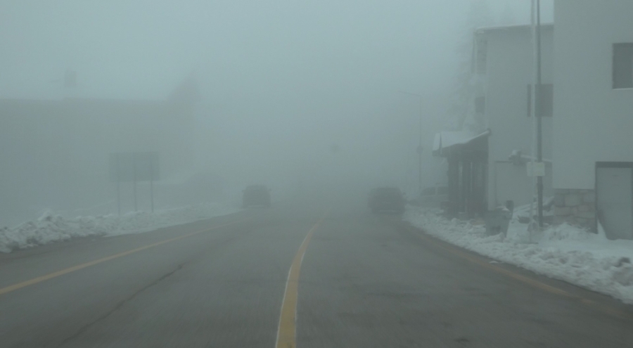 Uludağ'da Sis Görüşü 5 Metreye Düşürdü, Ziyaretçiler Az da Olsa Karın Keyfini Çıkardı
