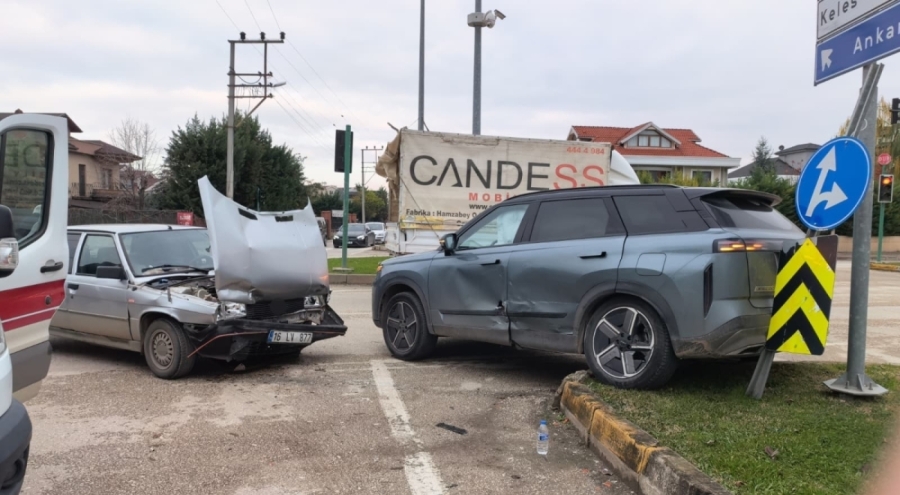İnegöl'de kırmızı ışık ihlali kaza getirdi: 2 yaralı