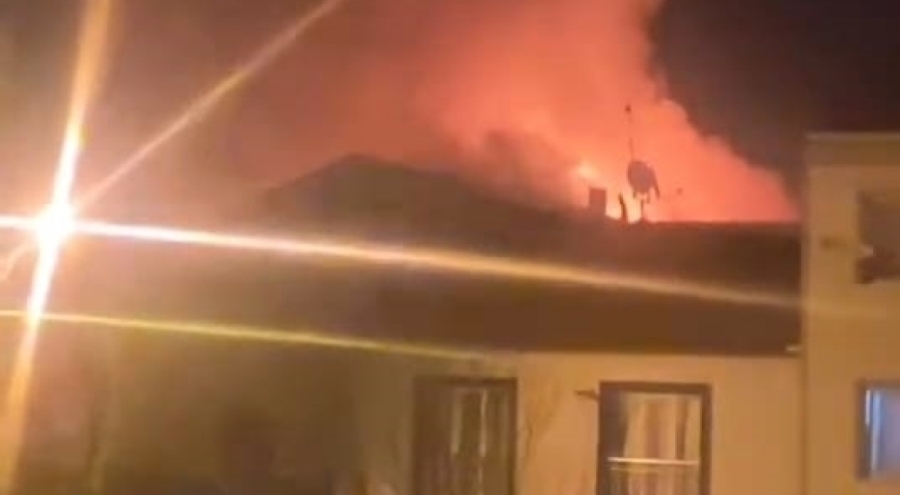 İnegöl'de 2 katlı binanın çatısı alev aldı: Çatı kullanılamaz hale geldi