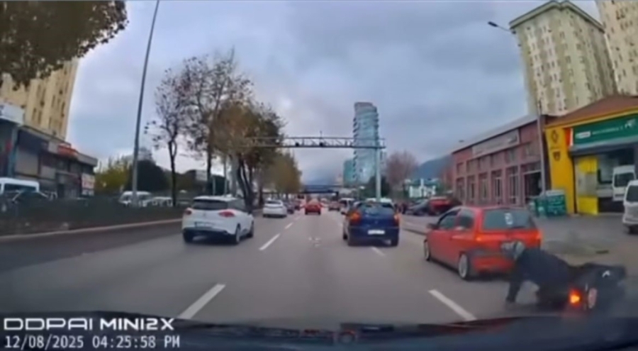 Bursa'da motosikletli sürücü ani frenle düştü: Kaza anı kamerada