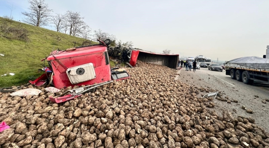 Bursa otobanda pancar yüklü tır devirip araçları biçti: 1'i ağır 5 yaralı