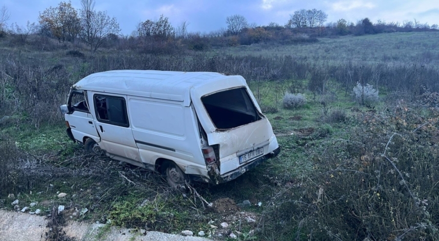 İnegöl'de minibüs şarampole yuvarlandı: Sürücü ağır yaralı
