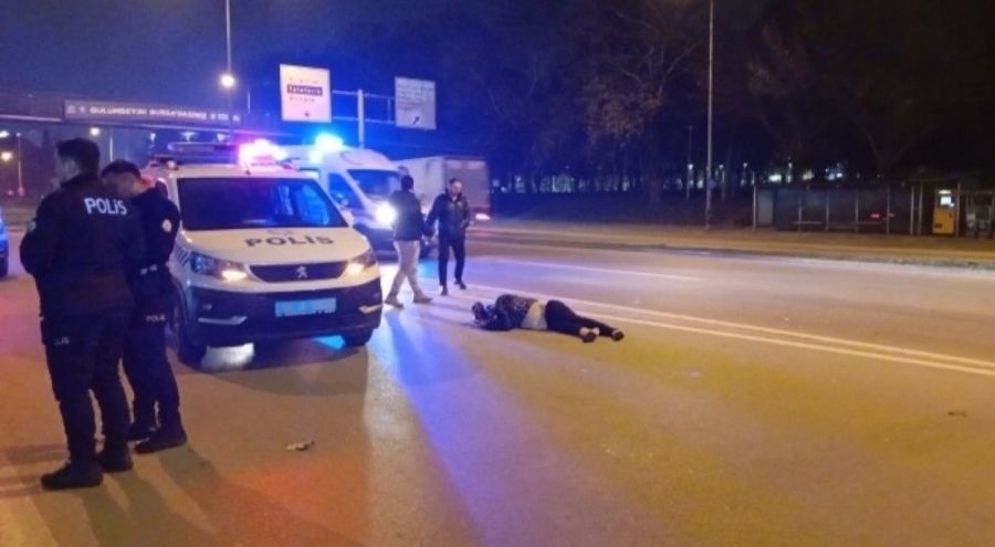 Bursa'da yolun karşısına geçmek isterken otomobil çarptı: