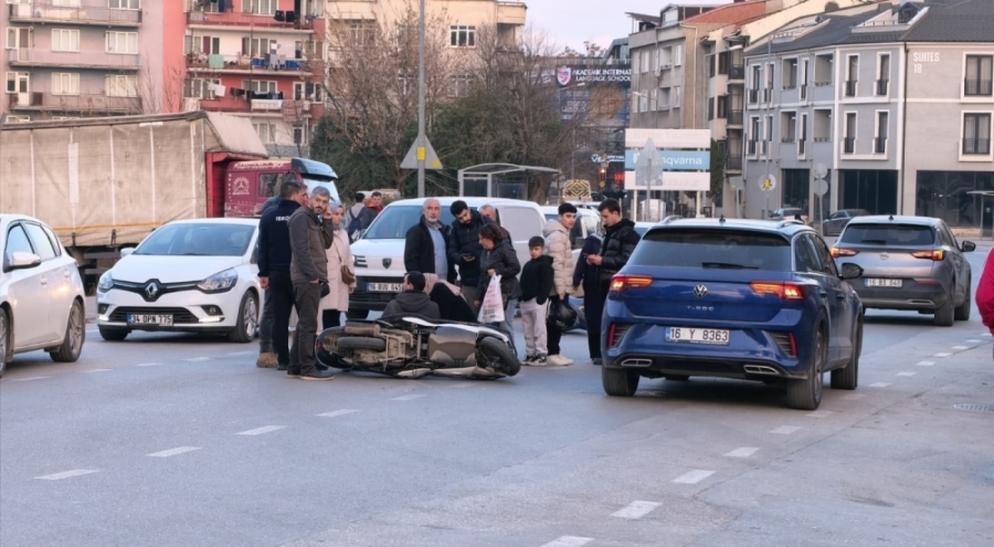 İnegöl'de iki motosiklet çarpıştı: 4 yaralı, anne-oğulun görüntüsü yürek burktu