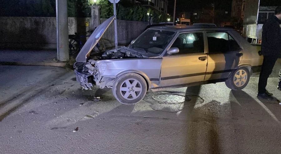 İnegöl'de kavşakta iki otomobil çarpıştı: 1 yaralı