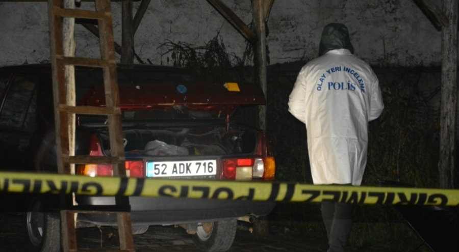 Evin otoparkına patlayıcı madde atıp kaçtı