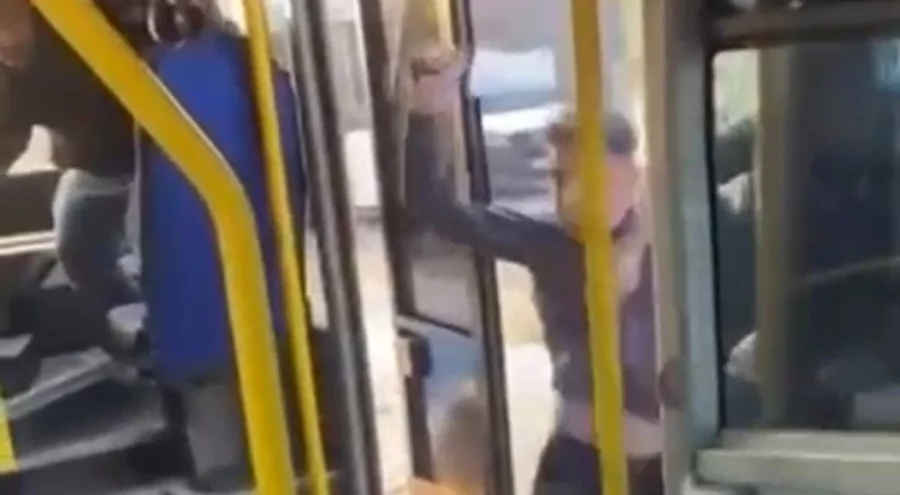 Bursa'da otobüsü satırla bastı