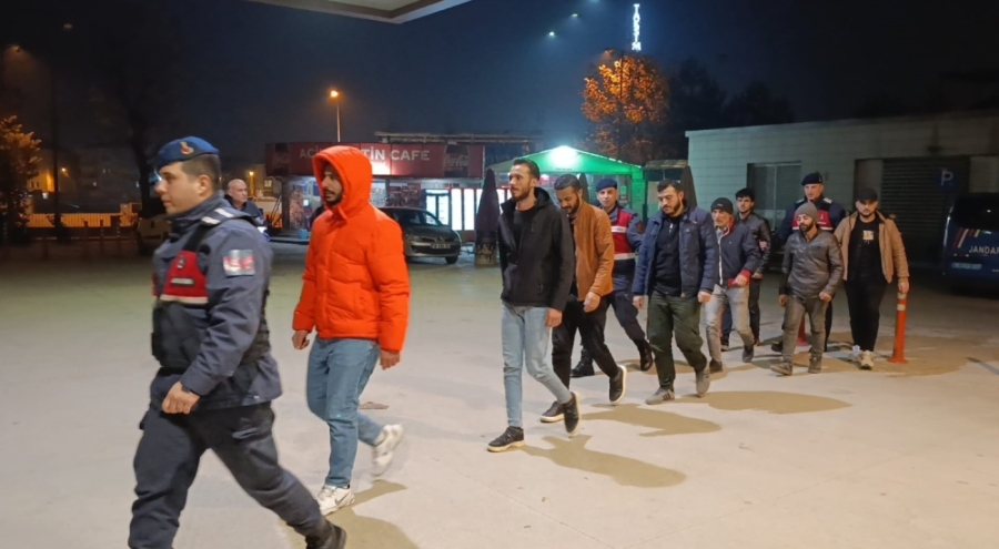 İnegöl'de Bir Apartmana Düzenlenen Baskında 8 Kaçak Göçmen Yakalandı