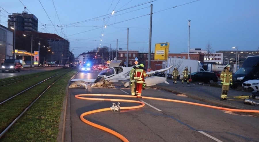Mannheim'da Küçük Uçak Caddeye Acil İniş Yaptı: Trafik Levhasına Çarptı, 3 Yaralı
