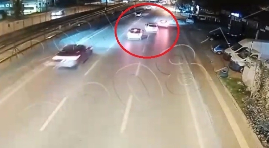 Bursa'da ehliyetsiz gencin makas atma kazası kamerada