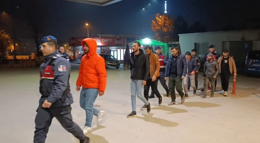 İnegöl'de Bir Apartmana Düzenlenen Baskında 8 Kaçak Göçmen Yakalandı