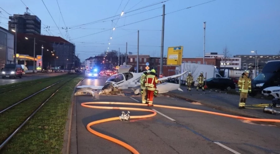 Mannheim'da Küçük Uçak Caddeye Acil İniş Yaptı: Trafik Levhasına Çarptı, 3 Yaralı