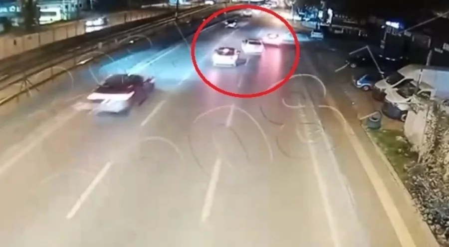 Bursa'da ehliyetsiz gencin makas atma kazası kamerada