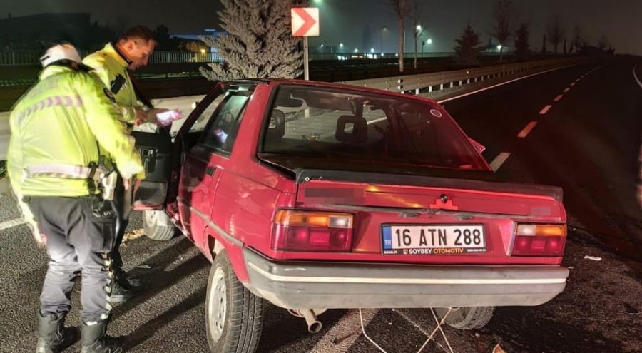 İnegöl'de otomobil üst geçit bariyerlerine çarptı: 1'i ağır 2 yaralı